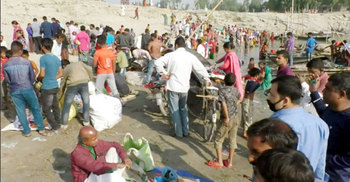 নিষেধাজ্ঞা উপেক্ষা করে অষ্টমীর স্নানে ভিড়