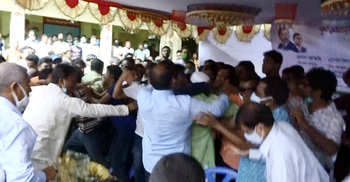 ত্রাণ বিতরণ অনুষ্ঠানে বিএনপি দু’গ্রুপের সংঘর্ষ, ফিরে গেল অসহায়রা