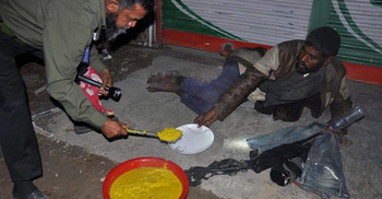 করোনা সংকটে মানসিক ভারসাম্যহীনদের পাশে মুক্তিযোদ্ধা