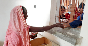 কুড়িগ্রামে ইউনিয়ন স্বাস্থ্য কেন্দ্রে রোগী দেখছেন পরিচ্ছন্ন কর্মী