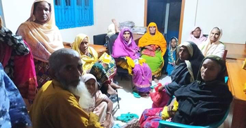 ভাতার টাকা না পেয়ে সমাজসেবা কার্যালয়ে অনশন