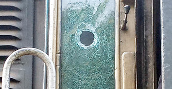 লালমনিরহাটে চলন্ত ট্রেনে পাথর নিক্ষেপ, আহত চালক