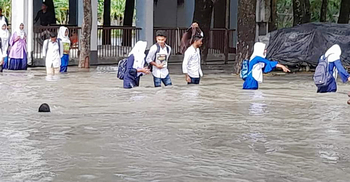 কোমর সমান জোয়ারের পানি মাড়িয়ে-সাঁতরে বাড়ি ফিরছে শিক্ষার্থীরা