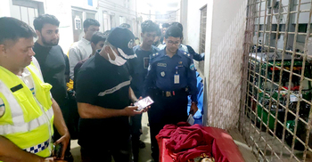 সড়কে ছুঁড়ে মেরে শিশু হত্যা, বাবা আটক