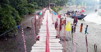 কথা রাখেননি জনপ্রতিনিধিরা, ৬০০ ফুটের সেতু বানালেন যুবকরা