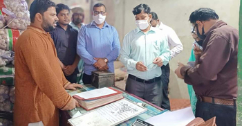 ৩০ টাকার পেঁয়াজ ৬০ টাকায় বিক্রি, দুই আড়তকে জরিমানা