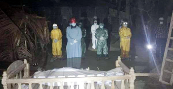 করোনা আতঙ্কে আসেনি কেউ, চিকিৎসকের কাঁধে শ্রমিকের লাশ