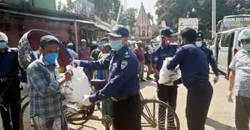 চলছে রিকশা-অটোরিকশা, তার মধ্যেই চলছে ত্রাণ বিতরণ