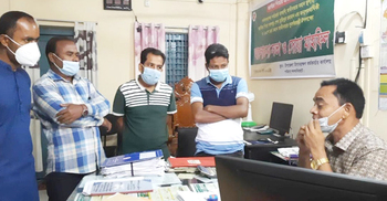 শিক্ষকদের হয়রানি : পাটগ্রামে প্রাথমিক শিক্ষা কার্যালয় ঘেরাও