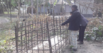 বিচার চেয়ে মেয়ের কবরের পাশে দাঁড়িয়ে কাঁদছেন বাবা-মা