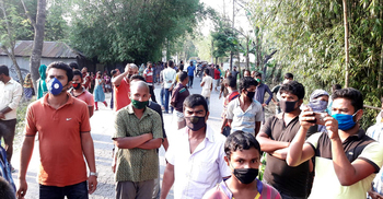 লালমনিরহাটে ত্রাণের দাবিতে মহাসড়কে অবস্থান