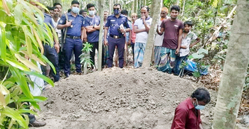স্ত্রীর আবেদনের ৪ মাস পর কবর থেকে স্বামীর মরদেহ উত্তোলন
