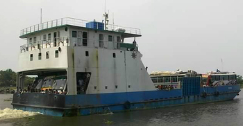 নিয়ন্ত্রণ হারিয়ে মেঘনার চরে আটকা ফেরি কনকচাপা