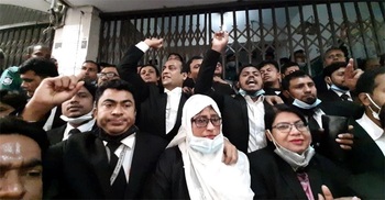Lawyers walk out of court demanding judge's removal
