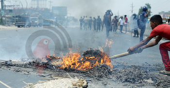 সাইনবোর্ডে আইন-শৃঙ্খলা বাহিনীর সঙ্গে হরতাল সমর্থকদের সংঘর্ষ