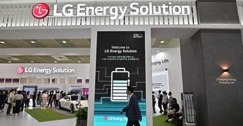 S Korea battery giant jumps in market debut