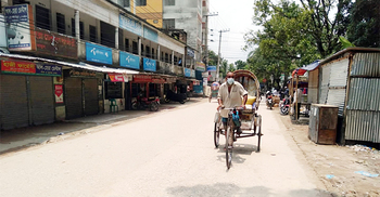 নওগাঁয় লকডাউনে বিপাকে নিম্নআয়ের মানুষ