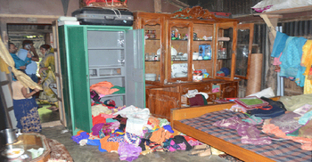 এক রাতে বিয়ে বাড়িসহ ১০ বাড়িতে ডাকাতি