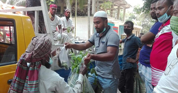 ৫০০ অসহায় পেল যুবলীগ নেতার মাছ-সবজি