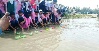 দখল-দূষণ মুক্ত রাখতে কাগজের নৌকা ভাসিয়ে শিশুদের নদী দিবস পালন