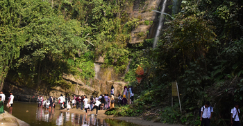 শীত কমতেই মাধবকুণ্ডে পর্যটকের ঢল