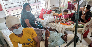 কথা কাটাকাটির জেরে দু’পক্ষের সংঘর্ষ, ৫ জনকে কুপিয়ে জখম