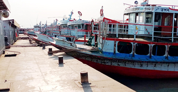 স্টাফকে মারধরের প্রতিবাদে বাংলাবাজারে দেড় ঘণ্টা লঞ্চ চলাচল বন্ধ