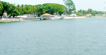 নজর কাড়ছে দৃষ্টিনন্দন শকুনী লেক