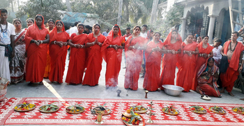 মাদারীপুরে অনন্ত দশ মহাকালী পূজায় হাজারো ভক্তের ভিড়