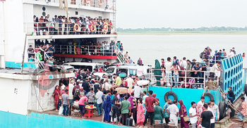 ‘অশনি’র প্রভাবে কমেছে স্পিডবোটের যাত্রী, চাপ বেড়েছে ফেরিতে