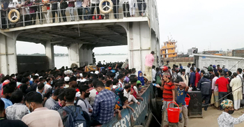 বাংলাবাজার ঘাটে কমেছে ঢাকামুখী যাত্রীর চাপ
