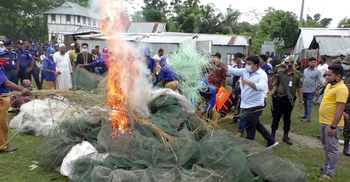 মাদারীপুরে ১০ লাখ মিটার কারেন্ট জাল ধ্বংস, ৫ ট্রলার জব্দ