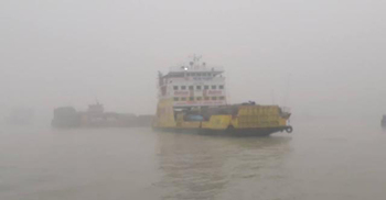 ঘন কুয়াশায় মাঝ পদ্মায় ৬ ফেরি আটকা