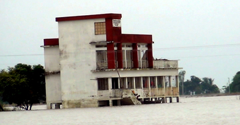 আবারও বাড়ছে পানি, ঘরবাড়ি হারাচ্ছে মানুষ