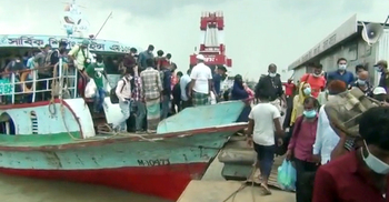 বাংলাবাজারে ঘরমুখো মানুষের ভিড়, পশুবাহী ট্রাকের চাপ