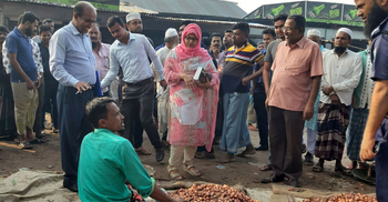 ইউএনওকে দেখে ২৫০ টাকার পেঁয়াজ ১৫০, বেশি করে কিনলেন সবাই