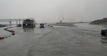 মাঝ পদ্মায় ১২ ঘণ্টা আটকা ছিল ৬ ফেরি