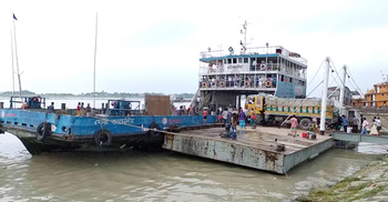 বাংলাবাজার-শিমুলিয়া রুট : লঞ্চ বন্ধ, ফেরিতে বাড়ছে যাত্রীর চাপ