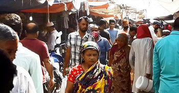 ছুটিতে ঢাকা থেকে গ্রামে গিয়ে দল বেঁধে হাটবাজারে আড্ডা