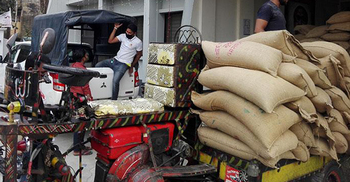 অবরুদ্ধ শিবচরের বাড়ি বাড়ি খাবার পৌঁছে দিচ্ছে প্রশাসন