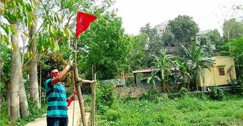 শিবচরের অবরুদ্ধ এলাকায় খাবার পৌঁছে দিয়েছে প্রশাসন