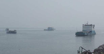 ঘন কুয়াশায় ফেরি চলাচল বন্ধ, পদ্মায় আটকা ৭ ফেরি