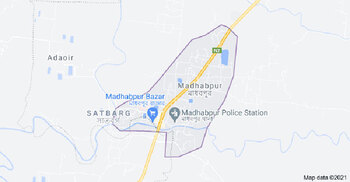 3 killed as bus hits auto-rickshaw