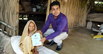 সংবাদ প্রকাশের কয়েক ঘণ্টার মধ্যে কার্ড পেলেন বৃদ্ধা আমেনা