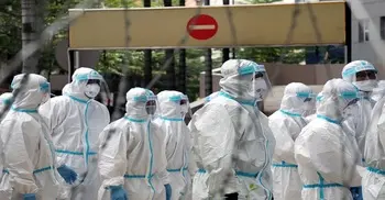 Malaysia rounds up migrants to contain coronavirus