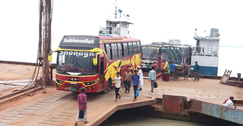 পাটুরিয়া-দৌলতদিয়ায় নিষেধাজ্ঞা অমান্য করে ফেরিতে বাস পারাপার