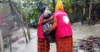 বাগেরহাটে আতঙ্কে আশ্রয়কেন্দ্রে ছুটছে মানুষ