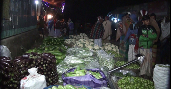 রাতের আড়তে সবজি বিক্রি করে লাভবান চাষিরা