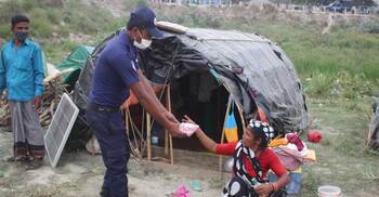 প্রতিদিন ১০০ অসহায়কে খাবার দেন এসপি ও তার স্ত্রী