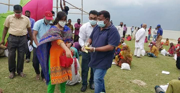 লেছড়াগঞ্জ চরের ১৫০ দরিদ্র পরিবার পেল খাদ্যসামগ্রী ও নগদ অর্থ